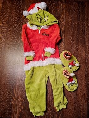 Grinch Set. Pajamas & Slippers